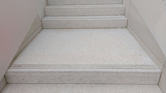 Naturstein Treppenverkleidung verlegt durch die Firma Kumschier & Lombardo